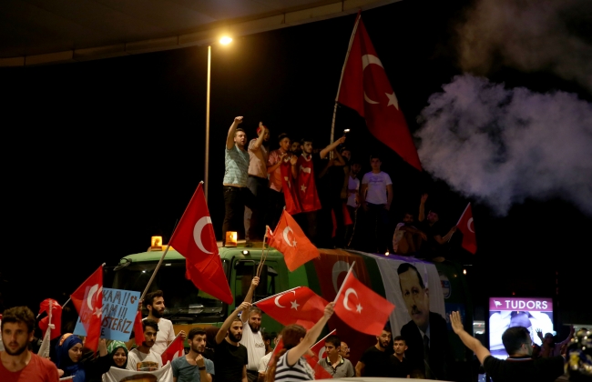 FETÖ'den darbe girişimine tepki gösteren vatandaşlar, Atatürk Havalimanı'nda toplandı.